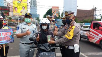 Tertib Lalu Lintas, Pengendara  ini Dapat Hadiah Helm dari Polresta Bandar Lampung